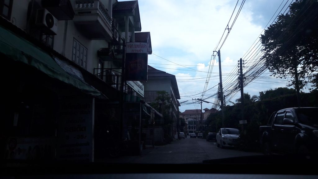 ภาพถนนตรงที่ ตี๋ เตี๋ยวมังกร ก๋วยเตี๋ยวต้มยำสูตรนครปฐม ตั้งอยู่ ถ่ายโดย ratchaphat พ.ศ. 2559 (2016) · A street-level view of where ตี๋ เตี๋ยวมังกร ก๋วยเตี๋ยวต้มยำสูตรนครปฐม · Ti Tiaomangka Kuai Tiaotomyam Sut Nakhon Pathom stands, by ratchaphat in 2559 (2016)