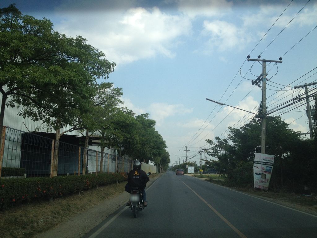 ภาพถนนตรงที่ กล่องลูกฟูก กล่องไปรษณีย์ เชียงใหม่ By CPD ตั้งอยู่ ถ่ายโดย jimwatana พ.ศ. 2558 (2015) · A street-level view of where กล่องลูกฟูก กล่องไปรษณีย์ เชียงใหม่ By CPD stands, by jimwatana in 2558 (2015)