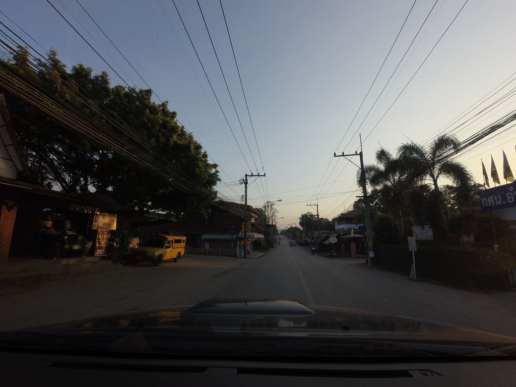 ภาพถนนตรงที่ ห้างทองอภิชาติเยาวราช ตั้งอยู่ ถ่ายโดย mishari พ.ศ. 2559 (2016) · A street-level view of where ห้างทองอภิชาติเยาวราช · Hangthong Aphichati Yaowarat stands, by mishari in 2559 (2016)
