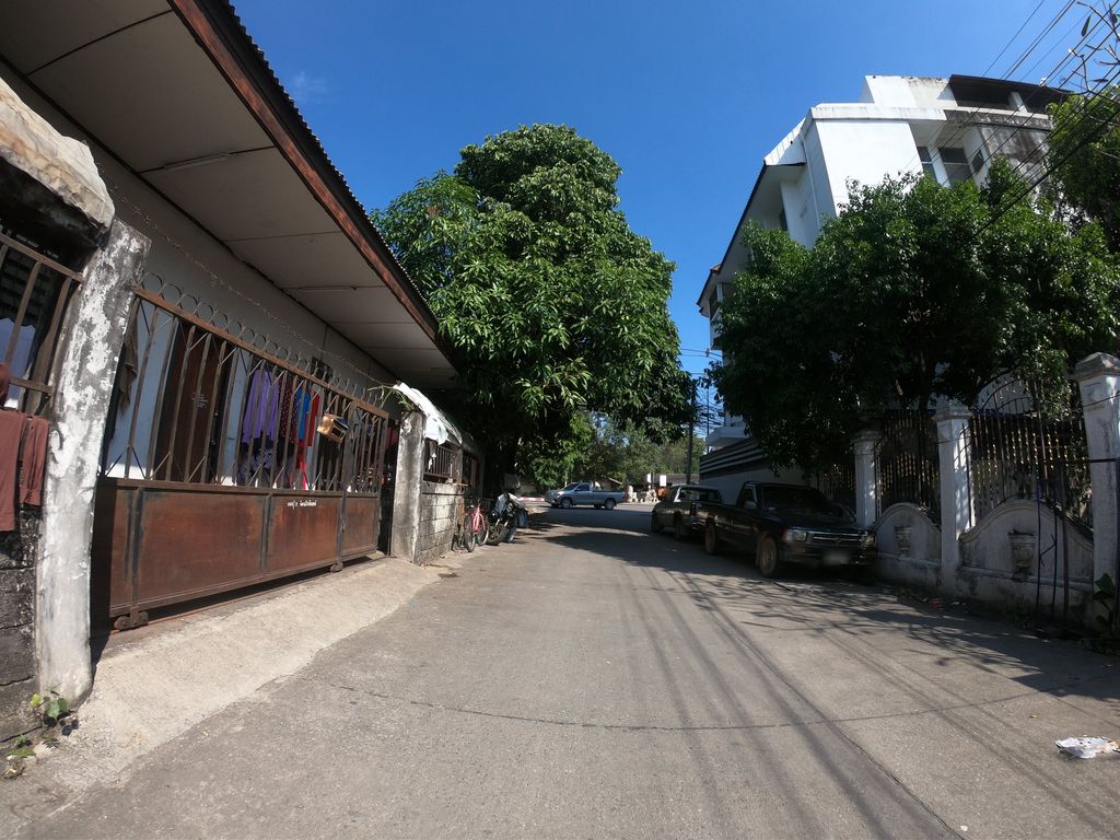 ภาพถนนตรงที่ Chiang Mai Air Academy ตั้งอยู่ ถ่ายโดย chanuwath_grab พ.ศ. 2562 (2019) · A street-level view of where Chiang Mai Air Academy stands, by chanuwath_grab in 2562 (2019)