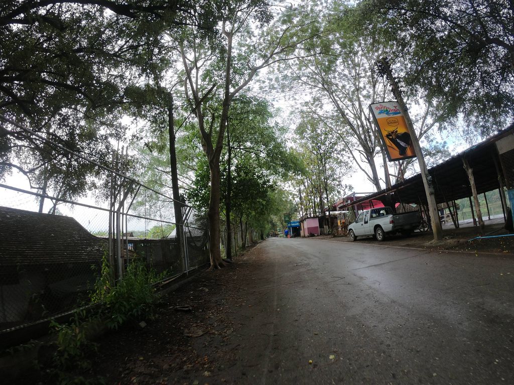ภาพถนนตรงที่ เบียร์วุ้นหลังสวน ตั้งอยู่ ถ่ายโดย chanuwath_grab พ.ศ. 2562 (2019) · A street-level view of where เบียร์วุ้นหลังสวน · Beer Wun Langsuan stands, by chanuwath_grab in 2562 (2019)