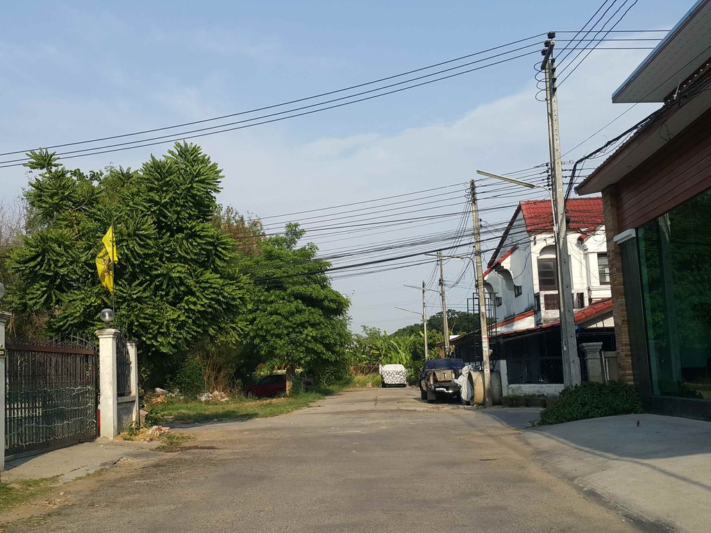 ภาพถนนตรงที่ TM.Muscle GYM ตั้งอยู่ ถ่ายโดย jrcarlsen พ.ศ. 2558 (2015) · A street-level view of where TM.Muscle GYM stands, by jrcarlsen in 2558 (2015)