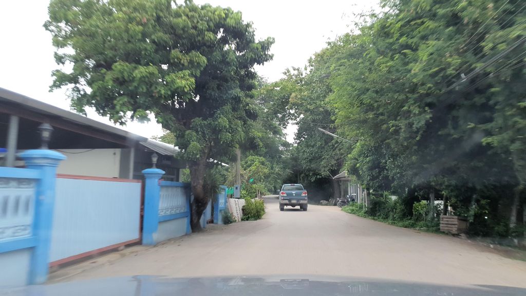 ภาพถนนตรงที่ สวนผักประกัน ตั้งอยู่ ถ่ายโดย jrcarlsen พ.ศ. 2564 (2021) · A street-level view of where สวนผักประกัน · Phak Prakan Garden stands, by jrcarlsen in 2564 (2021)