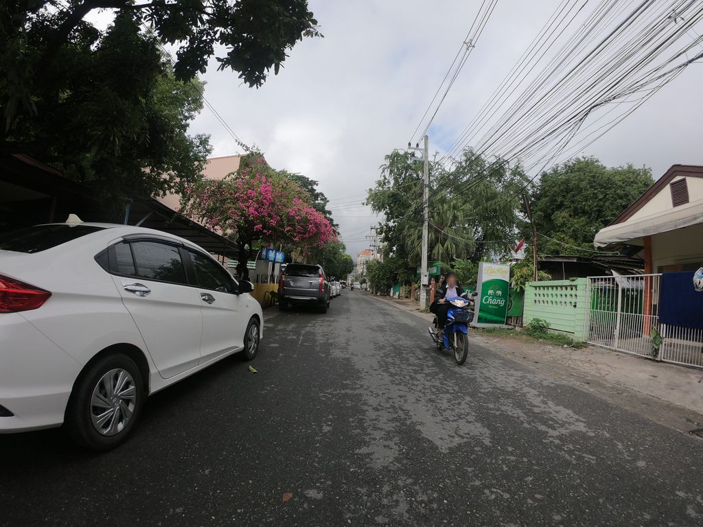 ภาพถนนตรงที่ 清邁民宿 mumu House 木目 ตั้งอยู่ ถ่ายโดย chanuwath_grab พ.ศ. 2562 (2019) · A street-level view of where 清邁民宿 mumu House 木目 stands, by chanuwath_grab in 2562 (2019)