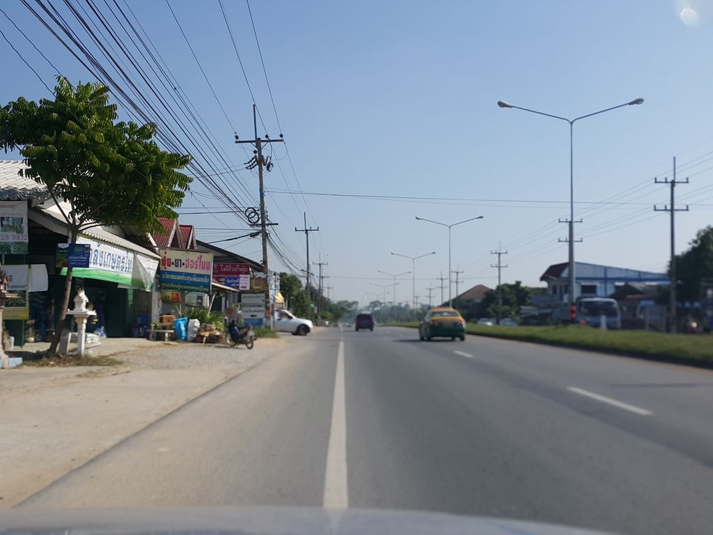 ภาพถนนตรงที่ Shipsmile  สาขาสันติสุข ตั้งอยู่ ถ่ายโดย jrcarlsen พ.ศ. 2558 (2015) · A street-level view of where Shipsmile  สาขาสันติสุข stands, by jrcarlsen in 2558 (2015)