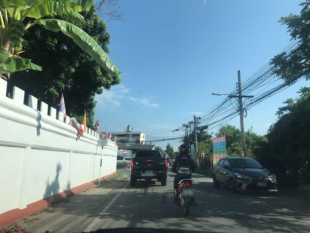 ภาพถนนตรงที่ ซูโม่ อาหารญี่ปุ่น ตั้งอยู่ ถ่ายโดย prasert พ.ศ. 2561 (2018) · A street-level view of where ซูโม่ อาหารญี่ปุ่น · Sumo Ahanyipun stands, by prasert in 2561 (2018)