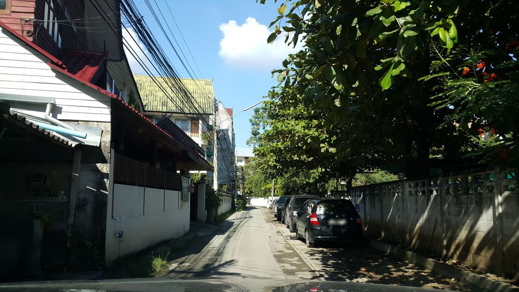 ภาพถนนตรงที่ Basic Club Wine Bar & Restaurant in Chiang Mai ตั้งอยู่ ถ่ายโดย jrcarlsen พ.ศ. 2559 (2016) · A street-level view of where Basic Club Wine Bar & Restaurant in Chiang Mai stands, by jrcarlsen in 2559 (2016)