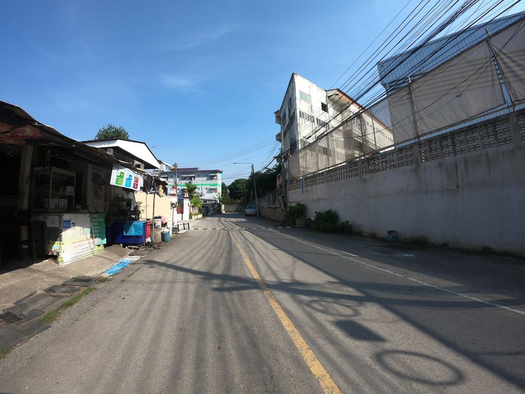 ภาพถนนตรงที่ เสนาทิพย์ คอฟฟี่ Senatip Coffee ตั้งอยู่ ถ่ายโดย chanuwath_grab พ.ศ. 2562 (2019) · A street-level view of where เสนาทิพย์ คอฟฟี่ Senatip Coffee stands, by chanuwath_grab in 2562 (2019)