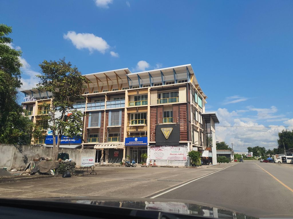 ภาพถนนตรงที่ LWS BIZ ตั้งอยู่ ถ่ายโดย jrcarlsen พ.ศ. 2566 (2023) · A street-level view of where LWS BIZ stands, by jrcarlsen in 2566 (2023)