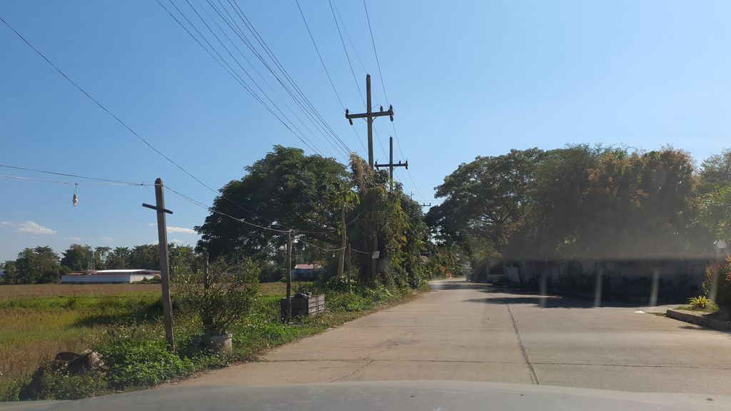 ภาพถนนตรงที่ พรถวายหมูกะทะ ตั้งอยู่ ถ่ายโดย jrcarlsen พ.ศ. 2565 (2022) · A street-level view of where พรถวายหมูกะทะ · Phon Thawai Mukatha stands, by jrcarlsen in 2565 (2022)