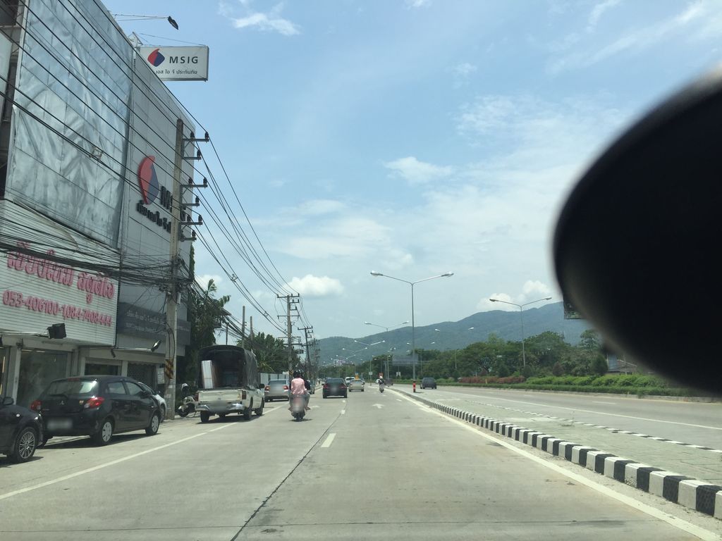 ภาพถนนตรงที่ คนรักรถ ตั้งอยู่ ถ่ายโดย kyoko พ.ศ. 2561 (2018) · A street-level view of where คนรักรถ · Khonrakrot stands, by kyoko in 2561 (2018)