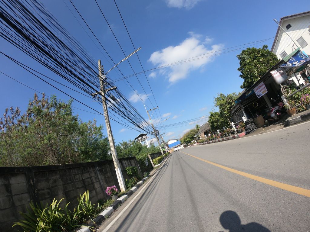ภาพถนนตรงที่ Im Yakiniku & Sushi Buffet Kadtaweechok ตั้งอยู่ ถ่ายโดย chanuwath_grab พ.ศ. 2562 (2019) · A street-level view of where Im Yakiniku & Sushi Buffet Kadtaweechok stands, by chanuwath_grab in 2562 (2019)