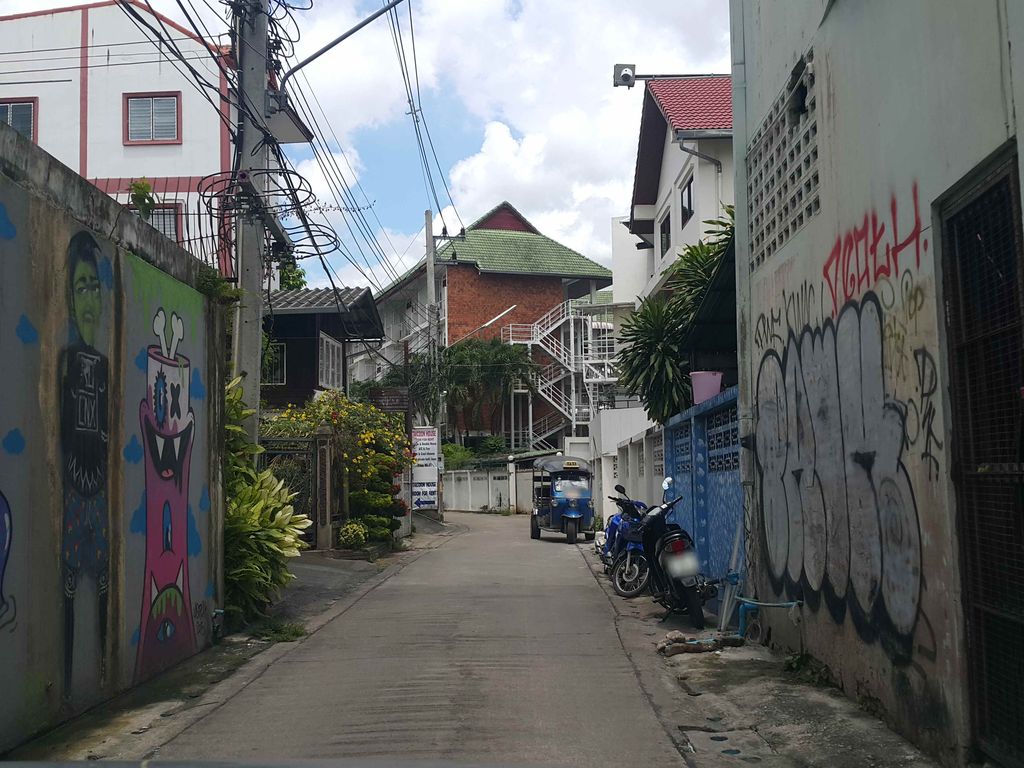 ภาพถนนตรงที่ Bangkok Chiang Mai Clinic คลินิกเวชกรรมกรุงเทพเชียงใหม่ ตั้งอยู่ ถ่ายโดย jrcarlsen พ.ศ. 2558 (2015) · A street-level view of where Bangkok Chiang Mai Clinic คลินิกเวชกรรมกรุงเทพเชียงใหม่ stands, by jrcarlsen in 2558 (2015)
