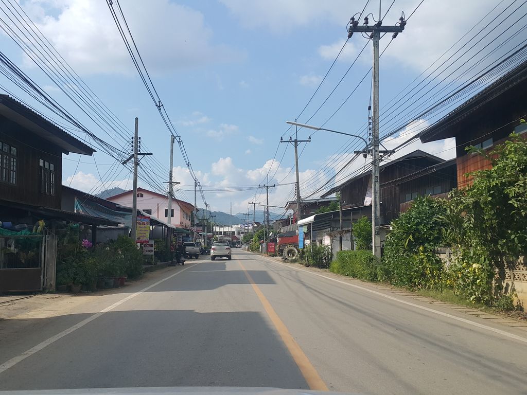 ภาพถนนตรงที่ สานฝัน Cafe ตั้งอยู่ ถ่ายโดย jrcarlsen พ.ศ. 2558 (2015) · A street-level view of where สานฝัน Cafe stands, by jrcarlsen in 2558 (2015)