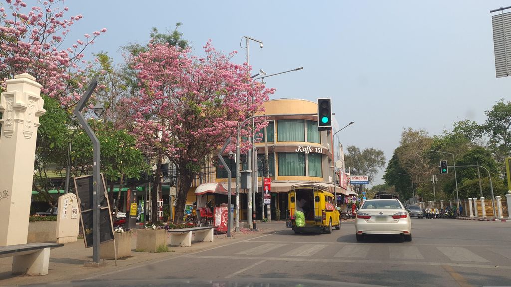 ภาพถนนตรงที่ เชียงใหม่พลาสติค กาดหลวง ตั้งอยู่ ถ่ายโดย jrcarlsen พ.ศ. 2566 (2023) · A street-level view of where เชียงใหม่พลาสติค กาดหลวง · Chiang Mai Phlattik Kat Luang stands, by jrcarlsen in 2566 (2023)
