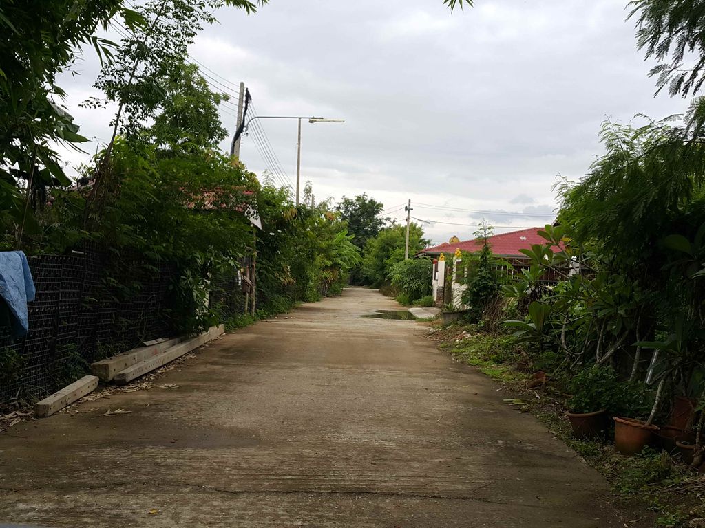 ภาพถนนตรงที่ Singhaya Yoga Studio ตั้งอยู่ ถ่ายโดย jrcarlsen พ.ศ. 2558 (2015) · A street-level view of where Singhaya Yoga Studio stands, by jrcarlsen in 2558 (2015)