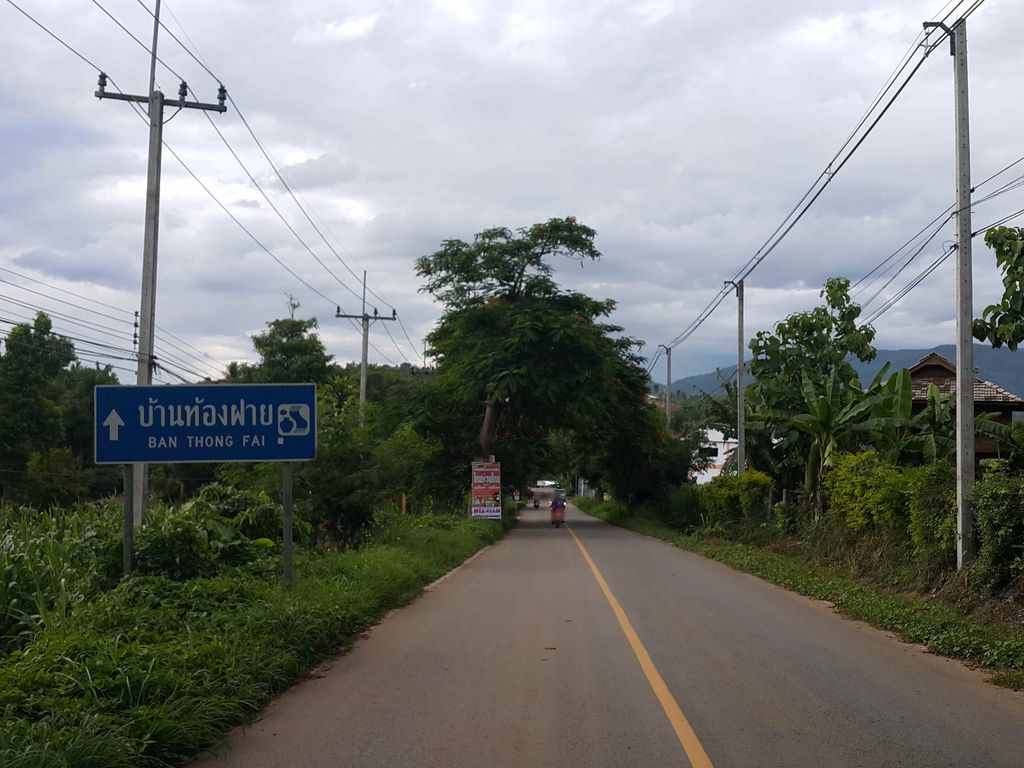 ภาพถนนตรงที่ บ้านม่อนไม้งาม ตั้งอยู่ ถ่ายโดย jrcarlsen พ.ศ. 2558 (2015) · A street-level view of where บ้านม่อนไม้งาม · Ban Mon Maingam stands, by jrcarlsen in 2558 (2015)
