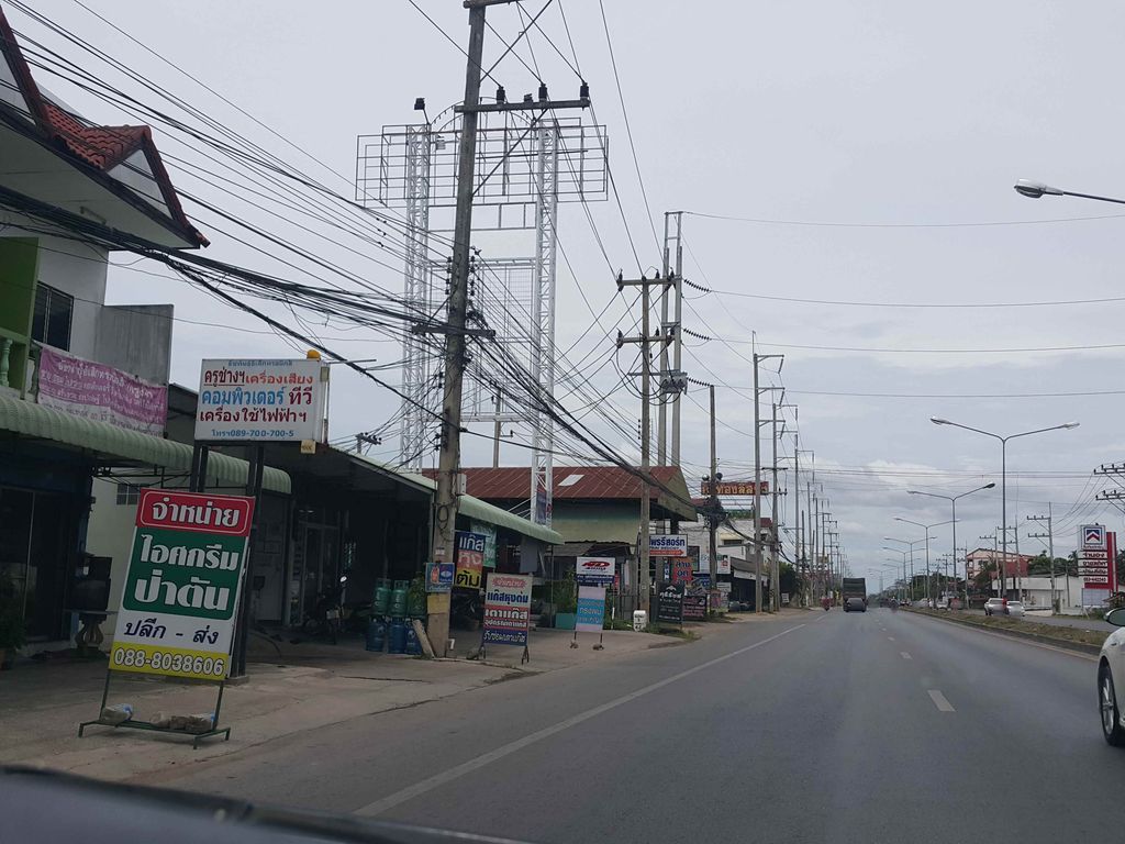 ภาพถนนตรงที่ ร้าน ก๋วยเตี๋ยว ไผ่ 2 กอ ตั้งอยู่ ถ่ายโดย jrcarlsen พ.ศ. 2558 (2015) · A street-level view of where ร้าน ก๋วยเตี๋ยว ไผ่ 2 กอ · Ran Kuaitiao Phai 2 Ko stands, by jrcarlsen in 2558 (2015)