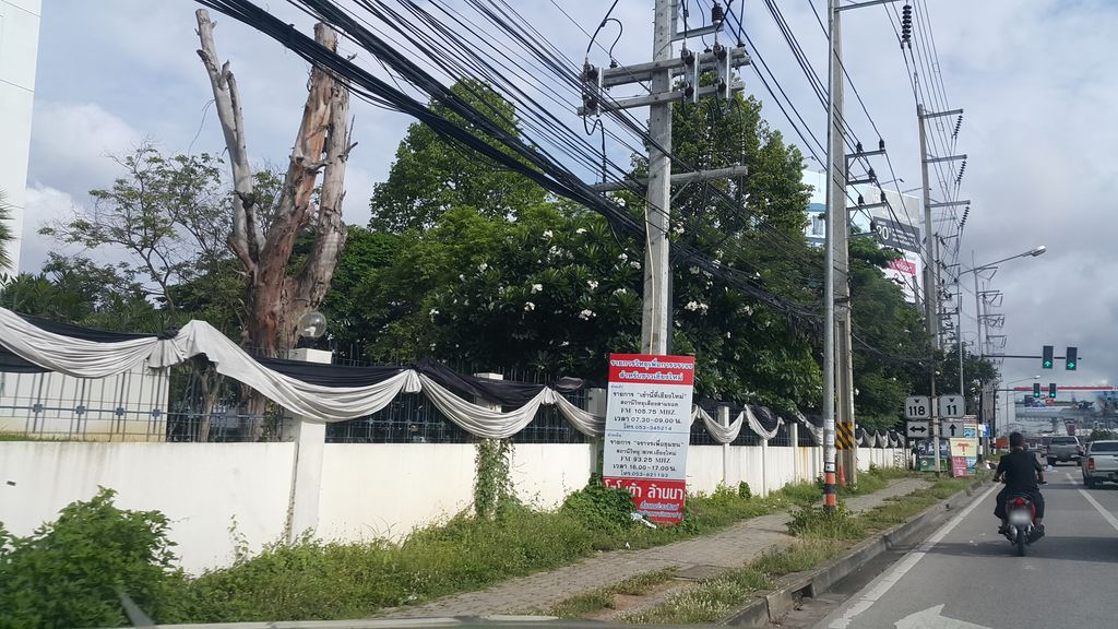 ภาพถนนตรงที่ ศูนย์หัตถกรรมบ้านถวาย ตั้งอยู่ ถ่ายโดย jrcarlsen พ.ศ. 2560 (2017) · A street-level view of where ศูนย์หัตถกรรมบ้านถวาย · Hatthakrarom Ban Thawai Centre stands, by jrcarlsen in 2560 (2017)