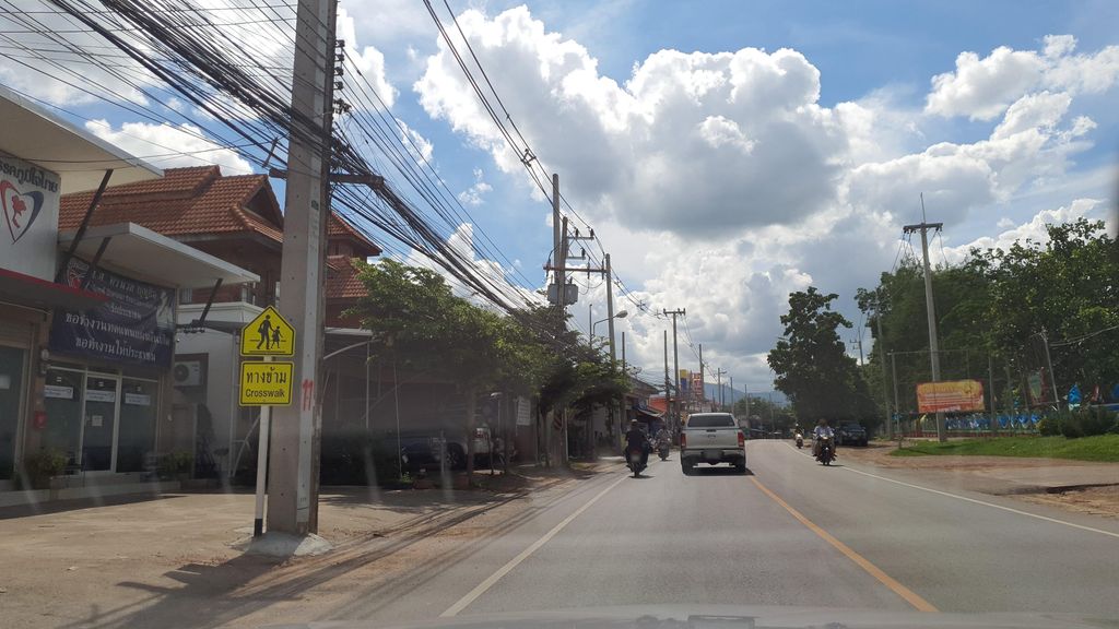 ภาพถนนตรงที่ ธนาคารออมสิน สาขาแม่วาง ตั้งอยู่ ถ่ายโดย jrcarlsen พ.ศ. 2564 (2021) · A street-level view of where ธนาคารออมสิน สาขาแม่วาง · Omsin Sakha Mae Wang Bank stands, by jrcarlsen in 2564 (2021)