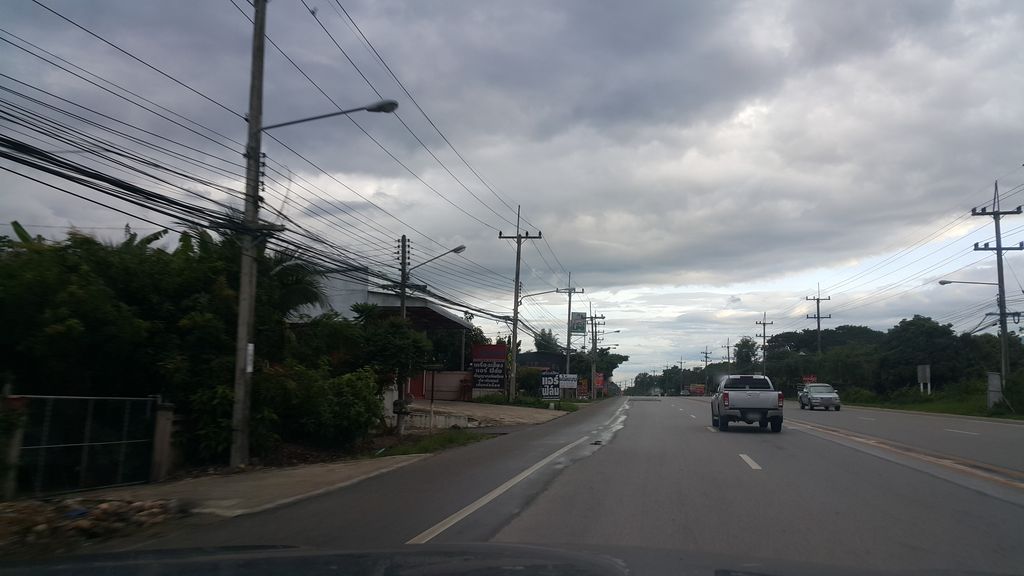 ภาพถนนตรงที่ เจริญธุรกิจยนต์ ตั้งอยู่ ถ่ายโดย jrcarlsen พ.ศ. 2560 (2017) · A street-level view of where เจริญธุรกิจยนต์ · Charoen Thunkityon stands, by jrcarlsen in 2560 (2017)