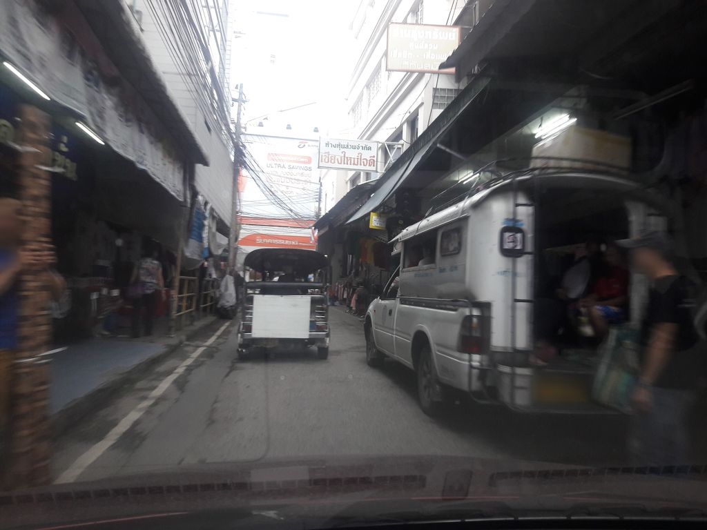 ภาพถนนตรงที่ ร้าน อนุษาผ้าฝ้าย ตั้งอยู่ ถ่ายโดย ratchaphat พ.ศ. 2561 (2018) · A street-level view of where ร้าน อนุษาผ้าฝ้าย · Ran Anusaphafai stands, by ratchaphat in 2561 (2018)