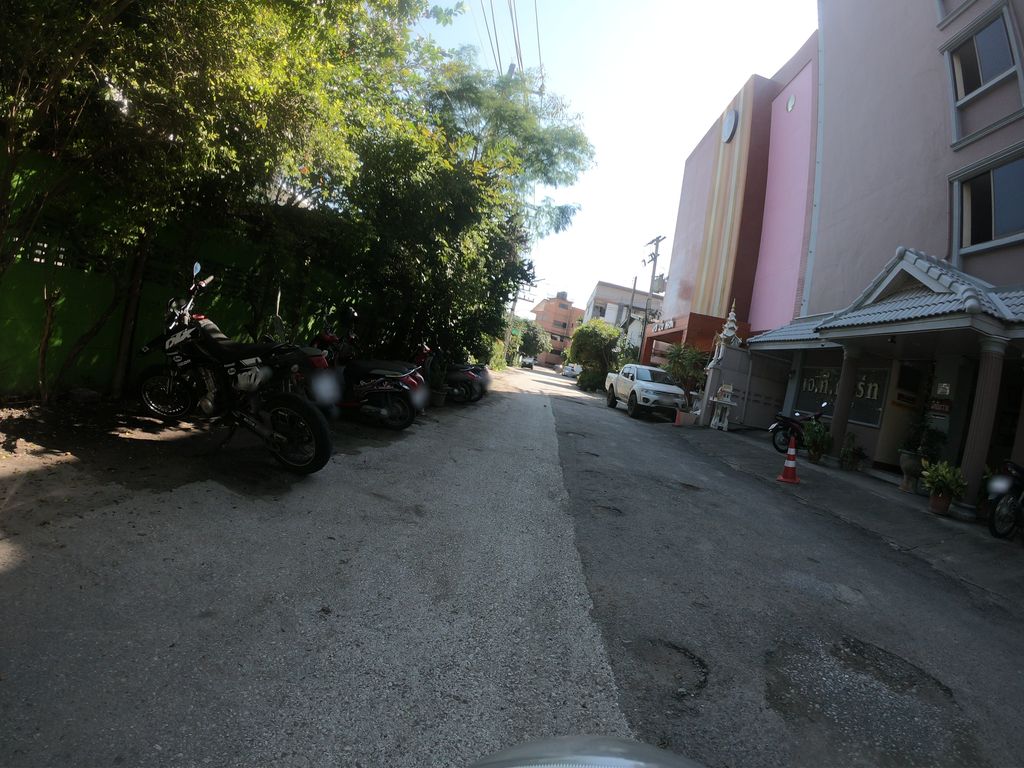 ภาพถนนตรงที่ Lee on Ink ตั้งอยู่ ถ่ายโดย chanuwath_grab พ.ศ. 2562 (2019) · A street-level view of where Lee on Ink stands, by chanuwath_grab in 2562 (2019)