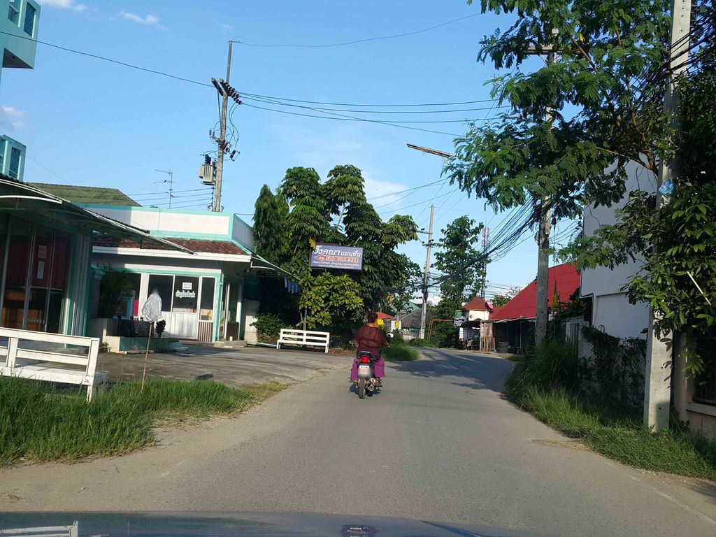 ภาพถนนตรงที่ บ้านหมูตุ๋นแม่โจ้ ตั้งอยู่ ถ่ายโดย jrcarlsen พ.ศ. 2558 (2015) · A street-level view of where บ้านหมูตุ๋นแม่โจ้ · Ban Mutun Mae Jo stands, by jrcarlsen in 2558 (2015)