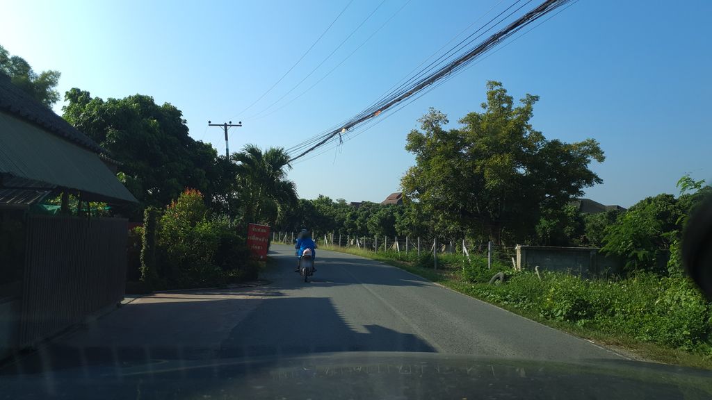 ภาพถนนตรงที่ ศกร.ระดับตำบลป่าบง  อ.สารภี ตั้งอยู่ ถ่ายโดย jrcarlsen พ.ศ. 2562 (2019) · A street-level view of where ศกร.ระดับตำบลป่าบง  อ.สารภี · Sakon.radap Tambon Pa Bong A.Saraphi stands, by jrcarlsen in 2562 (2019)