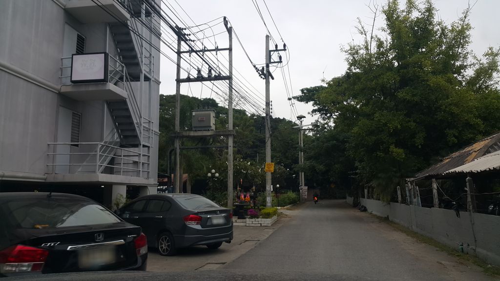 ภาพถนนตรงที่ PT Management ตั้งอยู่ ถ่ายโดย jrcarlsen พ.ศ. 2559 (2016) · A street-level view of where PT Management stands, by jrcarlsen in 2559 (2016)