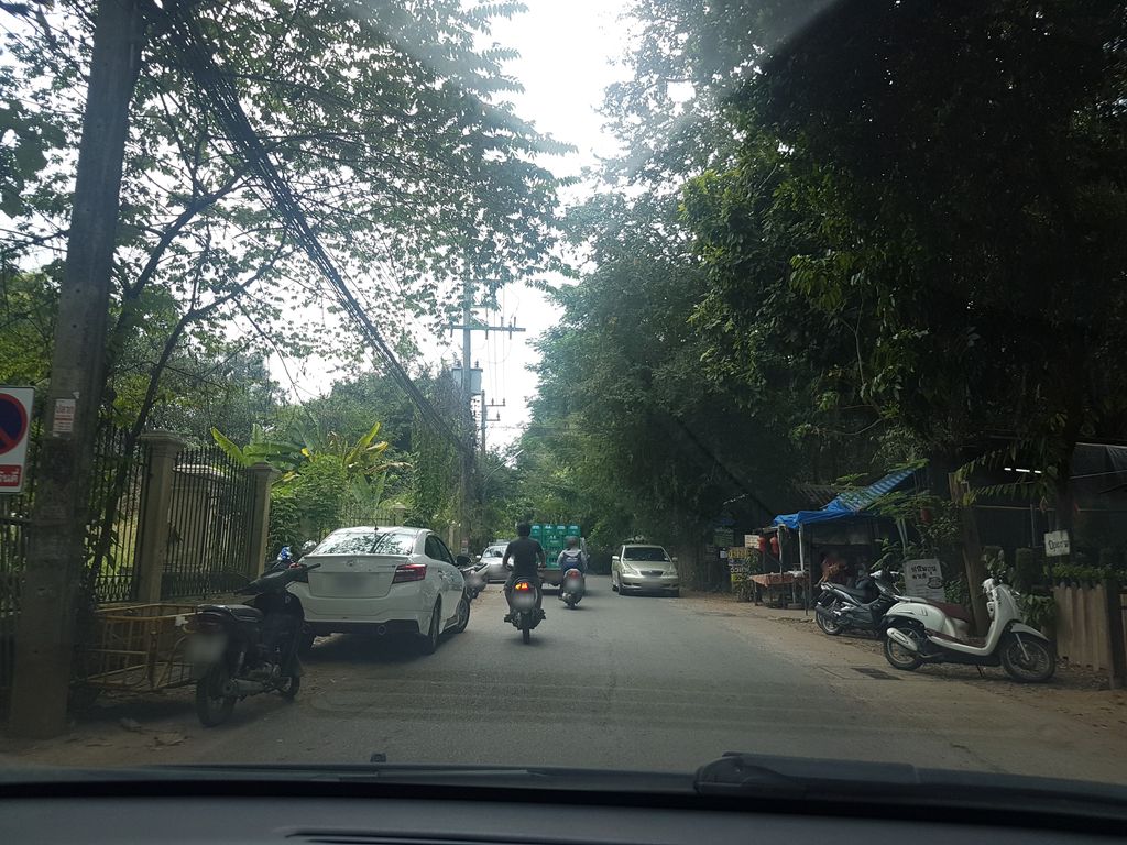 ภาพถนนตรงที่ บ้านดิน คีตาทาน ตั้งอยู่ ถ่ายโดย ekkarin พ.ศ. 2561 (2018) · A street-level view of where บ้านดิน คีตาทาน · Ban Din Khitathan stands, by ekkarin in 2561 (2018)