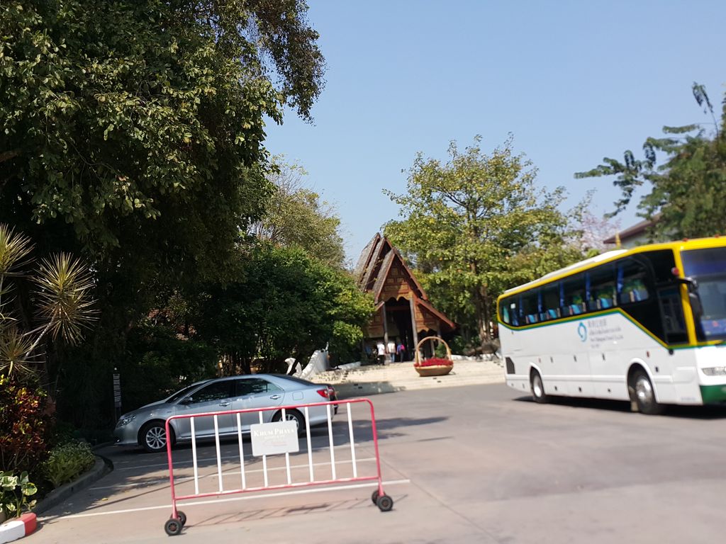 ภาพถนนตรงที่ BNI Honor ตั้งอยู่ ถ่ายโดย jrcarlsen พ.ศ. 2558 (2015) · A street-level view of where BNI Honor stands, by jrcarlsen in 2558 (2015)