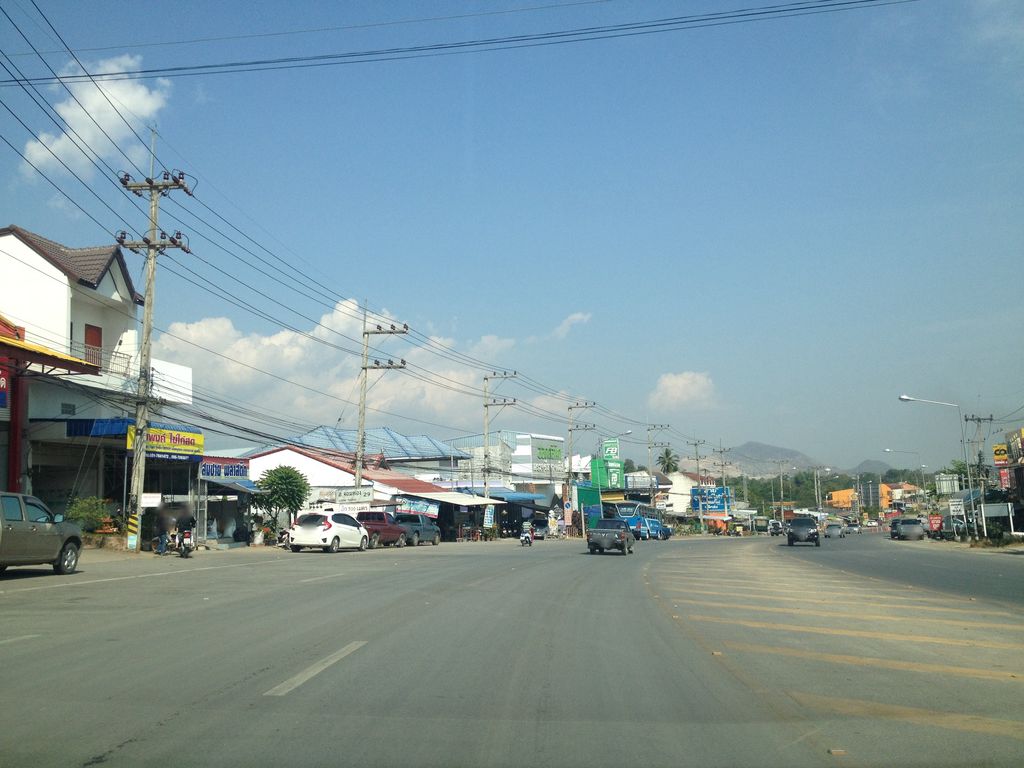 ภาพถนนตรงที่ ท่ารถเมล์ฮอด ตั้งอยู่ ถ่ายโดย jimwatana พ.ศ. 2558 (2015) · A street-level view of where ท่ารถเมล์ฮอด · Tha Rotme Hot stands, by jimwatana in 2558 (2015)