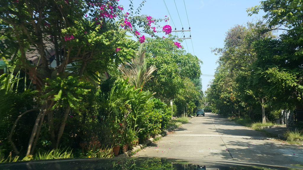 ภาพถนนตรงที่ Sunny Day Villa ตั้งอยู่ ถ่ายโดย jrcarlsen พ.ศ. 2559 (2016) · A street-level view of where Sunny Day Villa stands, by jrcarlsen in 2559 (2016)
