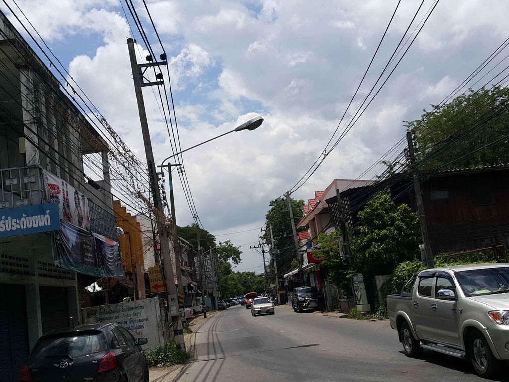 ภาพถนนตรงที่ ร้าน เจ้านางดีไซน์ ตั้งอยู่ ถ่ายโดย jrcarlsen พ.ศ. 2558 (2015) · A street-level view of where ร้าน เจ้านางดีไซน์ · Ran Chaonang Design stands, by jrcarlsen in 2558 (2015)