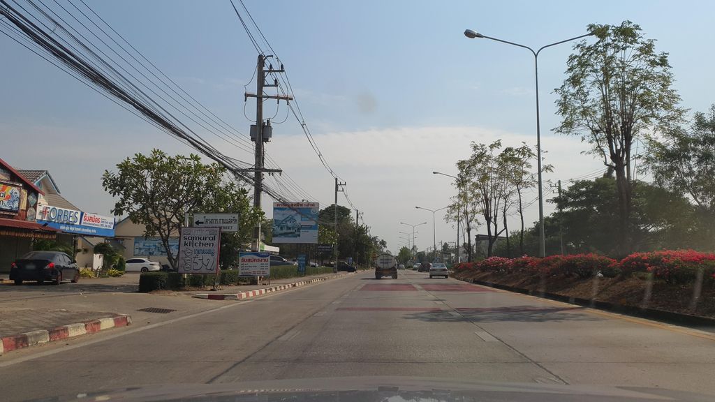ภาพถนนตรงที่ ซุ้ม 2 หมูจุ่ม ตั้งอยู่ ถ่ายโดย jrcarlsen พ.ศ. 2565 (2022) · A street-level view of where ซุ้ม 2 หมูจุ่ม · Sum 2 Muchum stands, by jrcarlsen in 2565 (2022)