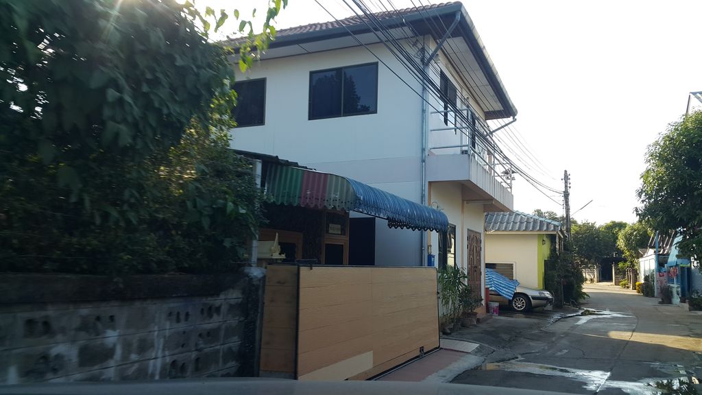 ภาพถนนตรงที่ P.o.P Cafe&Bar ตั้งอยู่ ถ่ายโดย jrcarlsen พ.ศ. 2559 (2016) · A street-level view of where P.o.P Cafe&Bar stands, by jrcarlsen in 2559 (2016)