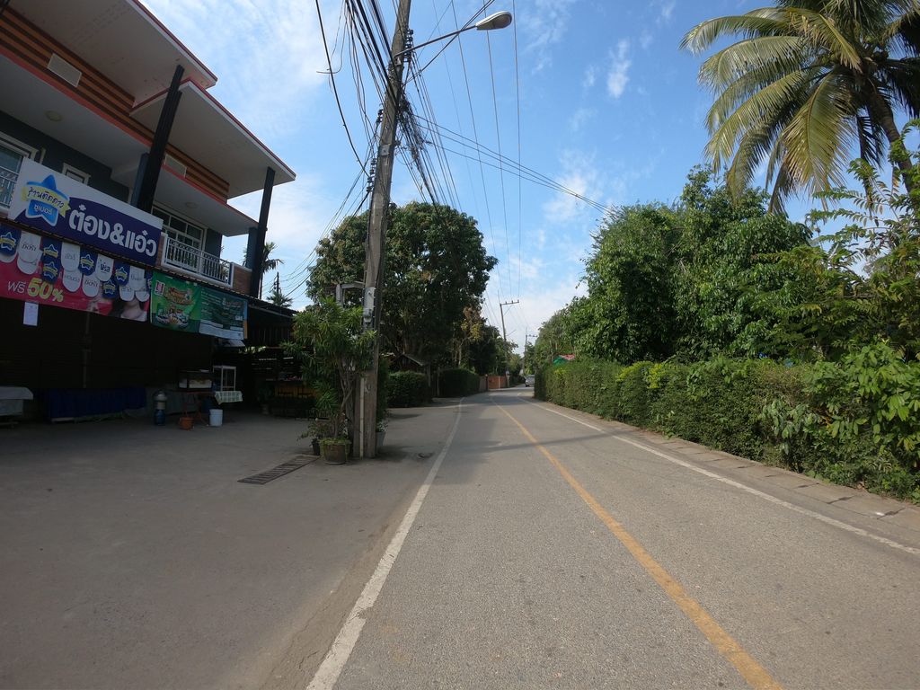 ภาพถนนตรงที่ ต๋องแอ๋ว ตั้งอยู่ ถ่ายโดย chanuwath_grab พ.ศ. 2562 (2019) · A street-level view of where ต๋องแอ๋ว · Tongaeo stands, by chanuwath_grab in 2562 (2019)