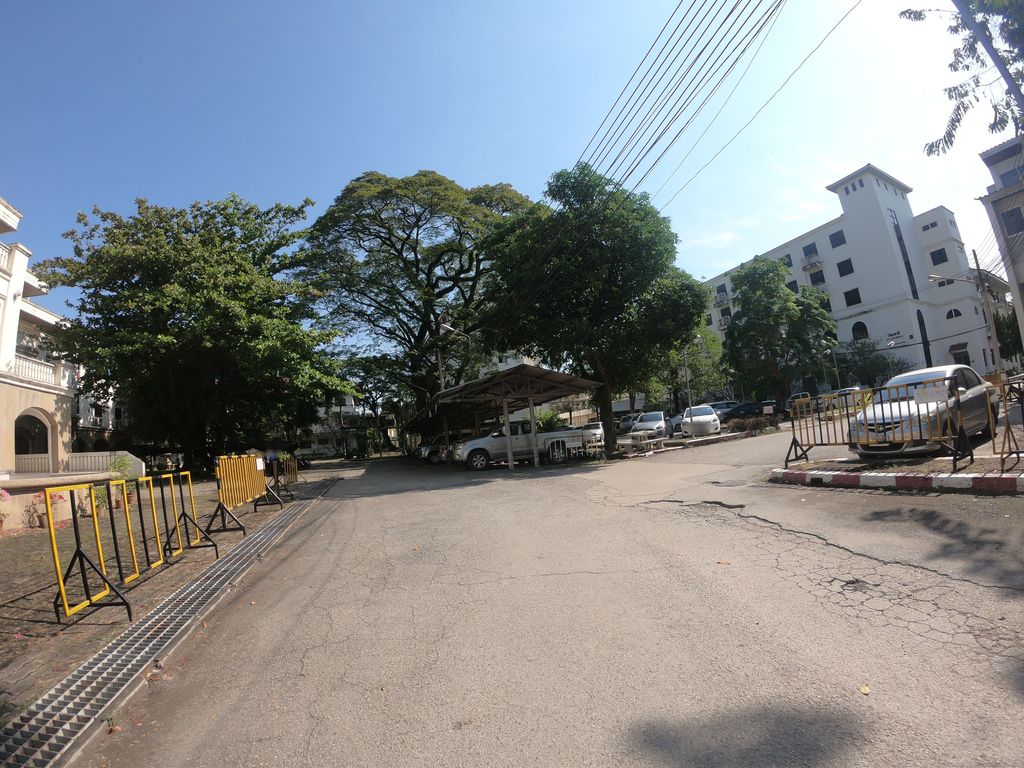 ภาพถนนตรงที่ วิทยาลัยพระคริสต์ธรรมแมคกิลวารี (McGilvary College of Divinity) ตั้งอยู่ ถ่ายโดย chanuwath_grab พ.ศ. 2562 (2019) · A street-level view of where วิทยาลัยพระคริสต์ธรรมแมคกิลวารี (McGilvary College of Divinity) stands, by chanuwath_grab in 2562 (2019)