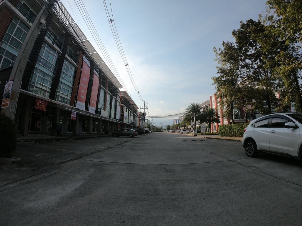 ภาพถนนตรงที่ Salotto Coffee Chiangmai ตั้งอยู่ ถ่ายโดย chanuwath_grab พ.ศ. 2562 (2019) · A street-level view of where Salotto Coffee Chiangmai stands, by chanuwath_grab in 2562 (2019)