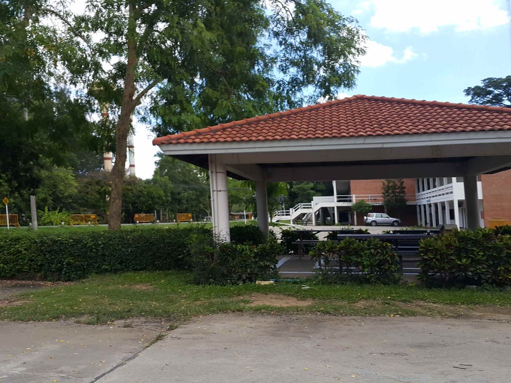 ภาพถนนตรงที่ คณะนิเทศศาสตร์ ตั้งอยู่ ถ่ายโดย jrcarlsen พ.ศ. 2558 (2015) · A street-level view of where คณะนิเทศศาสตร์ · Khana Nithetsat stands, by jrcarlsen in 2558 (2015)