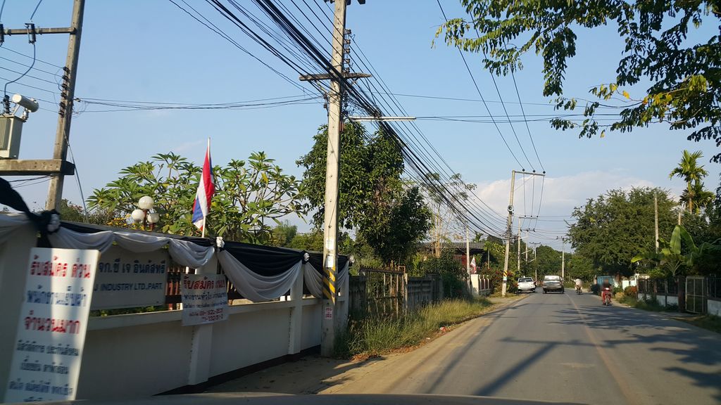 ภาพถนนตรงที่ MaMalicious Cafe ตั้งอยู่ ถ่ายโดย jrcarlsen พ.ศ. 2560 (2017) · A street-level view of where MaMalicious Cafe stands, by jrcarlsen in 2560 (2017)