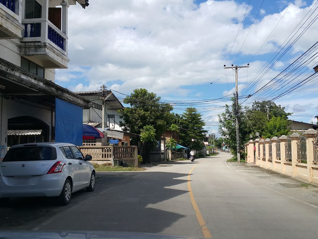ภาพถนนตรงที่ ร้านศราวุธการจักร ตั้งอยู่ ถ่ายโดย jrcarlsen พ.ศ. 2558 (2015) · A street-level view of where ร้านศราวุธการจักร · Ran Sa Wut Kan Chak stands, by jrcarlsen in 2558 (2015)