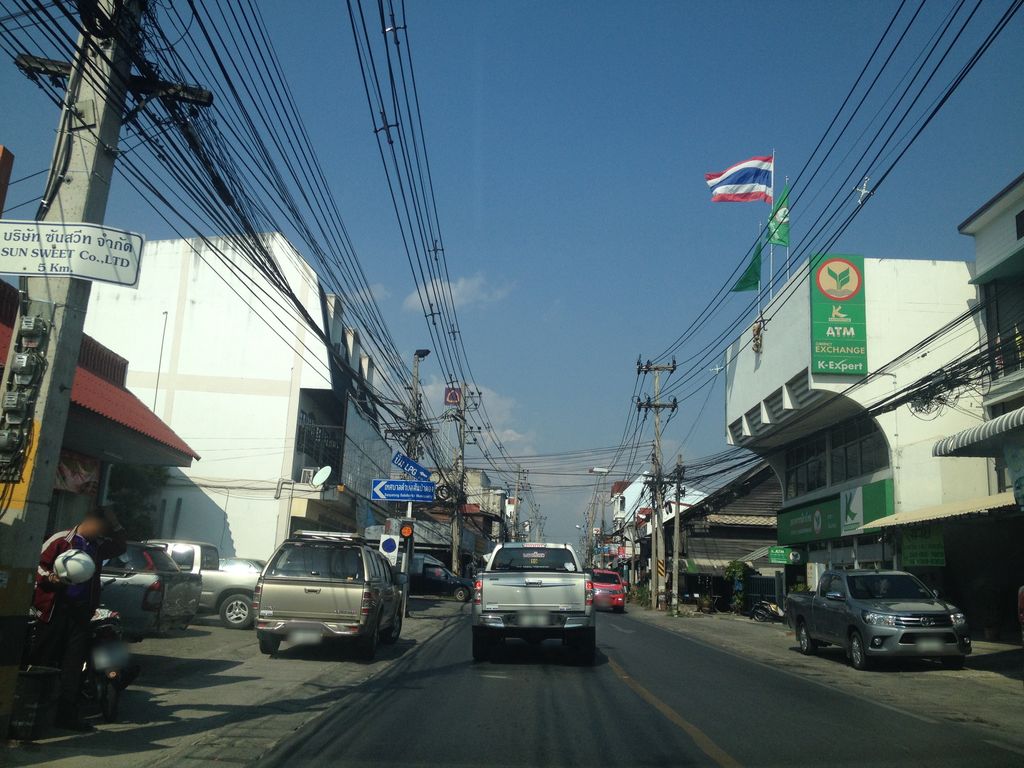 ภาพถนนตรงที่ ตัดขนสุนัขสันป่าตอง ตั้งอยู่ ถ่ายโดย jimwatana พ.ศ. 2558 (2015) · A street-level view of where ตัดขนสุนัขสันป่าตอง · Tatkhonsunak San Pa Tong stands, by jimwatana in 2558 (2015)