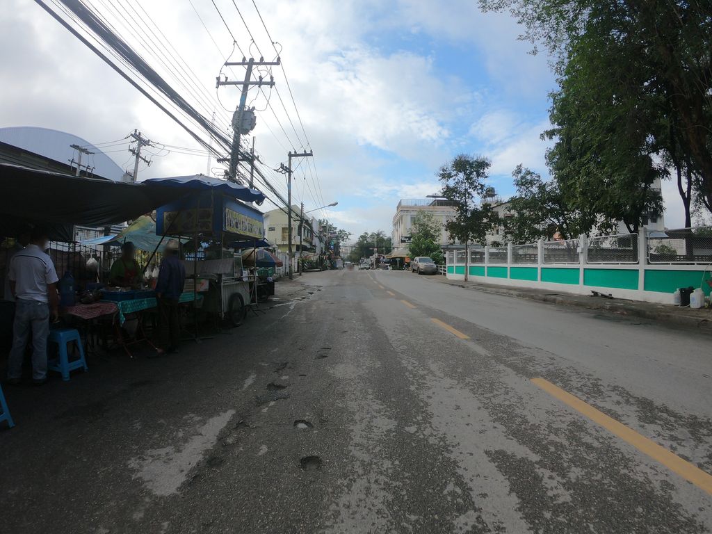 ภาพถนนตรงที่ ร้านน้อยลาบขม ตั้งอยู่ ถ่ายโดย chanuwath_grab พ.ศ. 2562 (2019) · A street-level view of where ร้านน้อยลาบขม · Ran Noilapkhom stands, by chanuwath_grab in 2562 (2019)