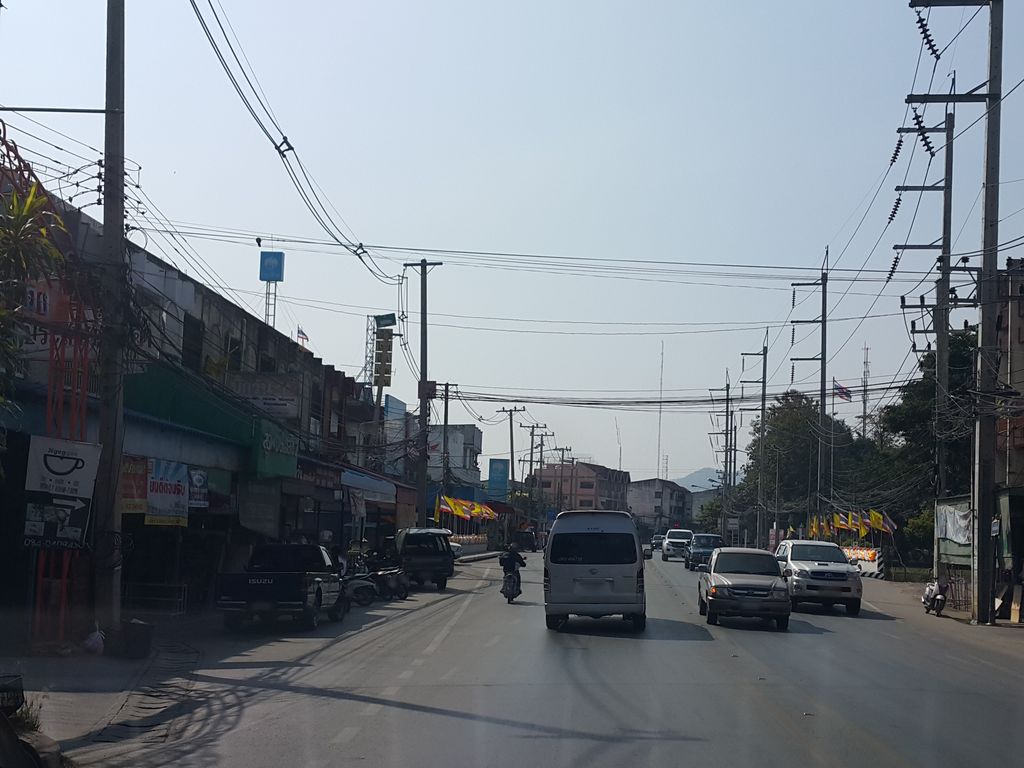 ภาพถนนตรงที่ เงางาม ตั้งอยู่ ถ่ายโดย jrcarlsen พ.ศ. 2558 (2015) · A street-level view of where เงางาม · Ngaongam stands, by jrcarlsen in 2558 (2015)