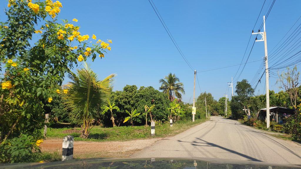 ภาพถนนตรงที่ เฮือนยายนอม ตั้งอยู่ ถ่ายโดย jrcarlsen พ.ศ. 2565 (2022) · A street-level view of where เฮือนยายนอม · Hueanyainom stands, by jrcarlsen in 2565 (2022)