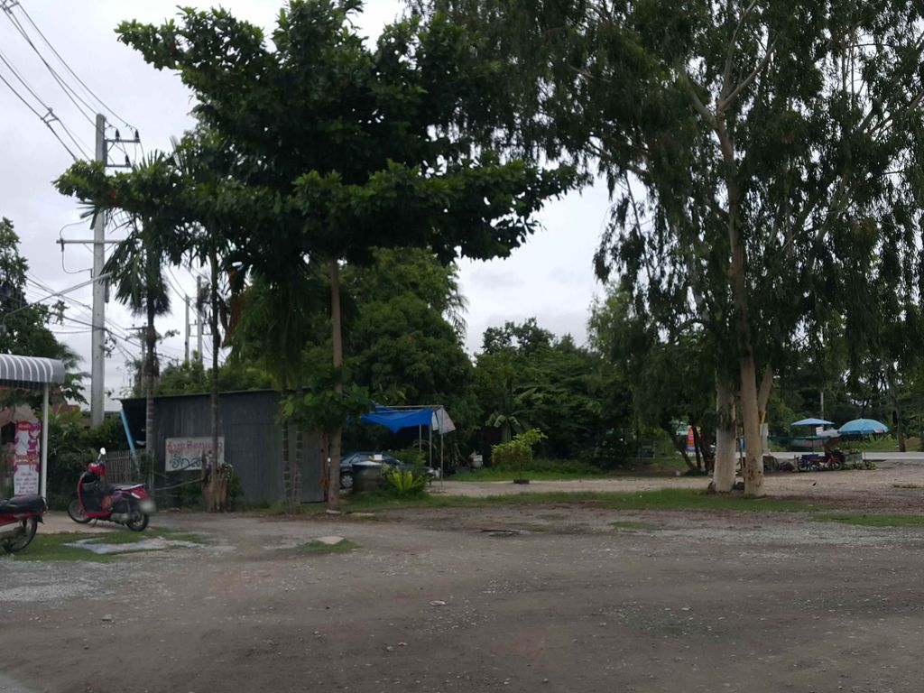 ภาพถนนตรงที่ Tongdee Custom Garage ตั้งอยู่ ถ่ายโดย jrcarlsen พ.ศ. 2558 (2015) · A street-level view of where Tongdee Custom Garage stands, by jrcarlsen in 2558 (2015)