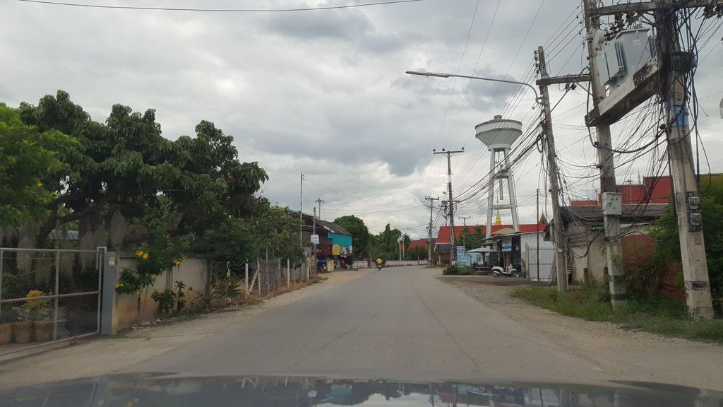 ภาพถนนตรงที่ ศรีธนพรพาณิชย์ ตั้งอยู่ ถ่ายโดย jrcarlsen พ.ศ. 2564 (2021) · A street-level view of where ศรีธนพรพาณิชย์ · Si Thanaphon Phanit stands, by jrcarlsen in 2564 (2021)