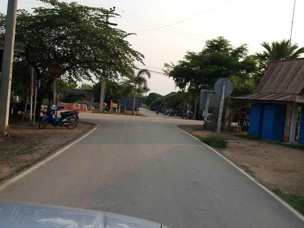 ภาพถนนตรงที่ ศุภฤกษ์การค้า ตั้งอยู่ ถ่ายโดย jrcarlsen พ.ศ. 2558 (2015) · A street-level view of where ศุภฤกษ์การค้า · Suprueka Kankha stands, by jrcarlsen in 2558 (2015)